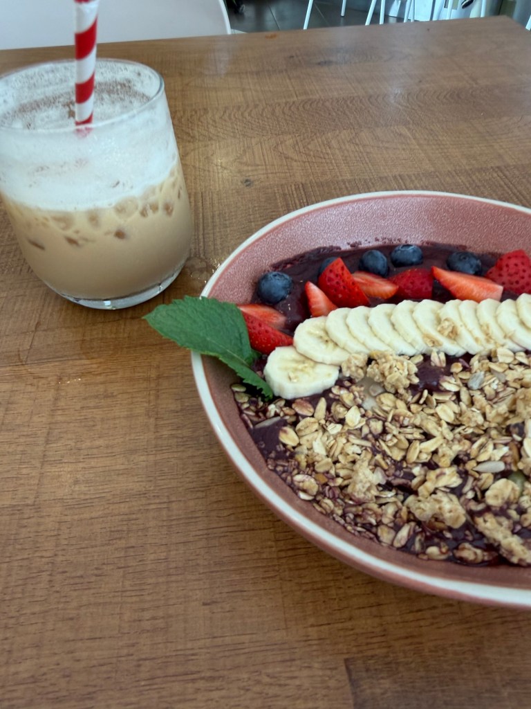 Açaí bowl and iced coffee at Disfrute Café in Sant Antoni